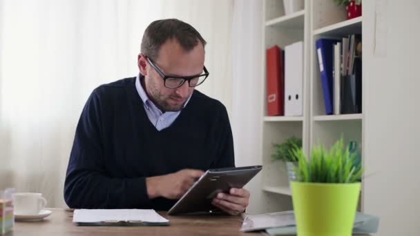 Empresario con tableta y documentos — Vídeo de stock