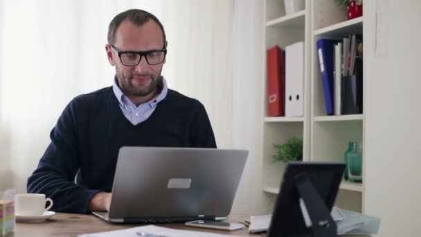 Бизнесмен, работающий на ноутбуке — стоковое видео