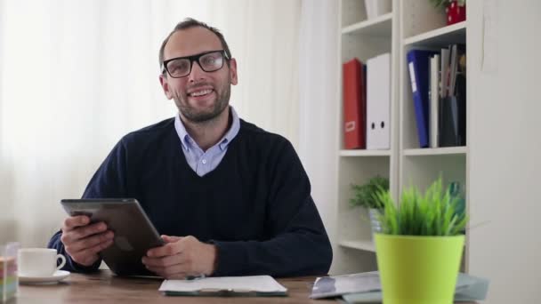 Businessman with tablet computer — Stock Video