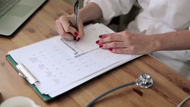 Medico donna che scrive prescrizione rx — Video Stock