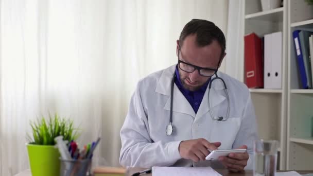 Male doctor with smartphone — Stock Video