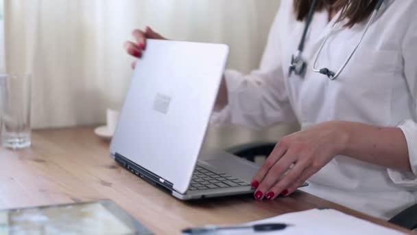 Doktor na laptop a mají přestávka na kávu — Stock video