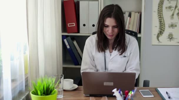 Doktor pracující na notebooku — Stock video