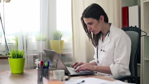 Female doctor working on laptop — Stock Video