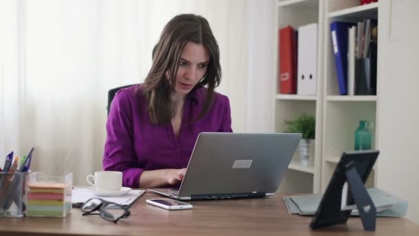 Donna d'affari che lavora sul computer portatile — Video Stock