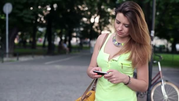 Женщина со смартфоном в городе — стоковое видео