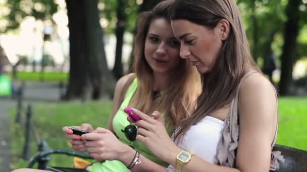 Freundinnen mit Smartphone — Stockvideo