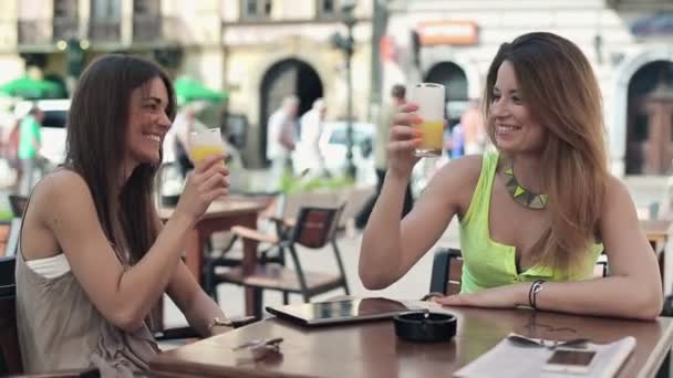 Mujeres levantando tostadas en la cafetería — Vídeo de stock