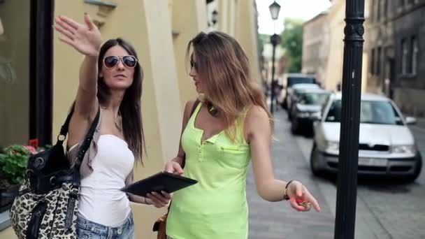 Turistas discutindo sobre tablet computador — Vídeo de Stock