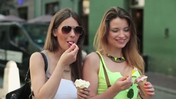 Girlfriends eating ice cream — Stock Video