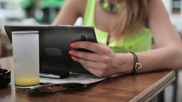 Женщина руки с планшетным компьютером — стоковое видео