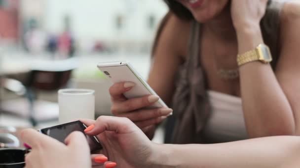 Mujeres enviando sms — Vídeo de stock