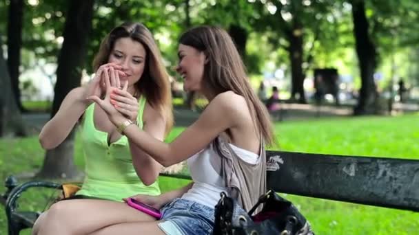 Mujer mostrando anillo de compromiso a su amigo — Vídeo de stock
