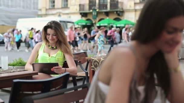 Mulher com computador tablet — Vídeo de Stock