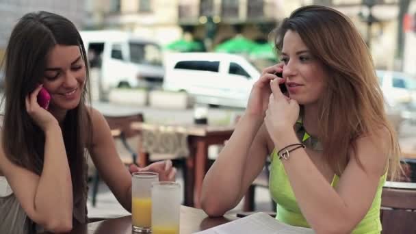 Girlfriends talking on cellphone — Stock Video