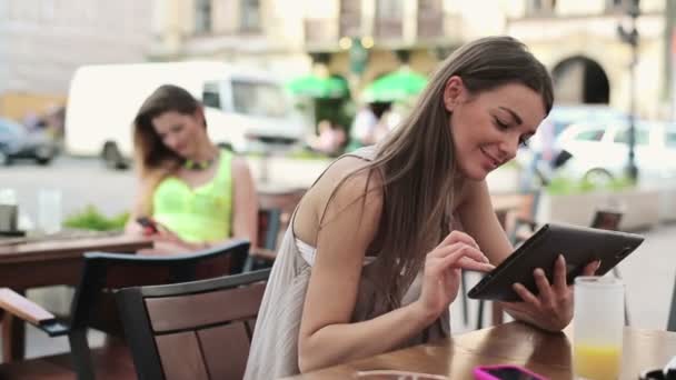 Mulher com computador tablet — Vídeo de Stock