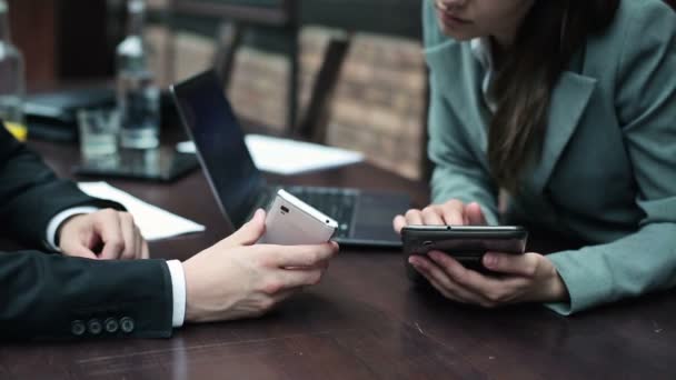 Geschäftsleute arbeiten mit Smartphone und Tablet-Computer — Stockvideo