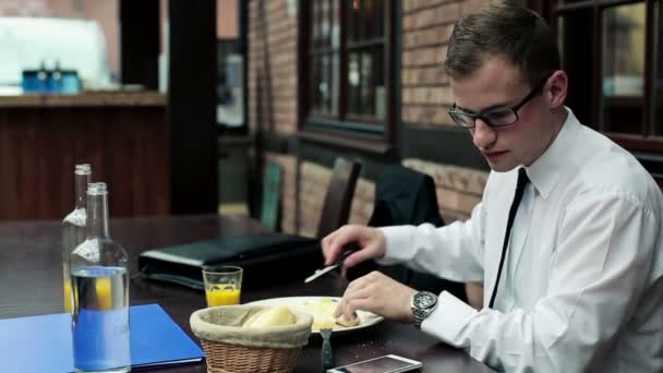 Kahvaltı sırasında işadamı — Stok video