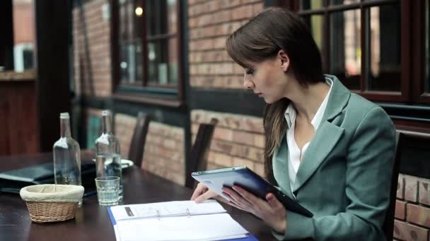 Businesswoman working on tablet computer — Stock Video