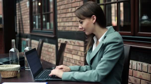 Empresaria Trabajando en Laptop — Vídeos de Stock