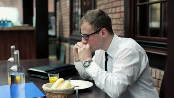 Homme d'affaires petit déjeuner — Video