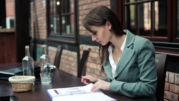 Businesswoman working with documents — Stock Video