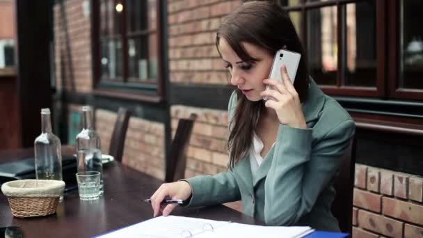 Empresária conversando no celular e lendo documentos — Vídeo de Stock