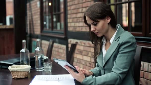 Businesswoman working on tablet computer — Stock Video