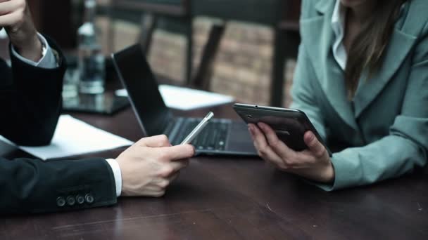 Businesspeople with smartphone and tablet — Stock video