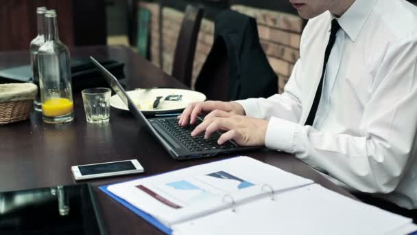 Zakenman werkt aan laptop — Stockvideo