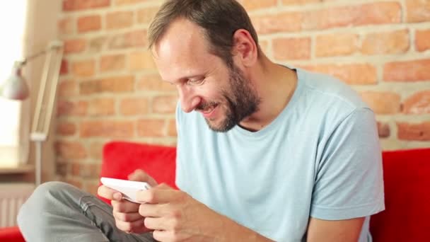 Man playing games on smartphone — Stock Video