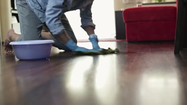 Mann putzt Holzboden — Stockvideo