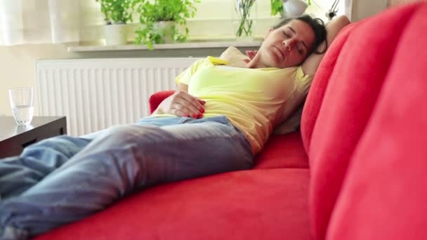 Kvinna som sover på soffan — Stockvideo