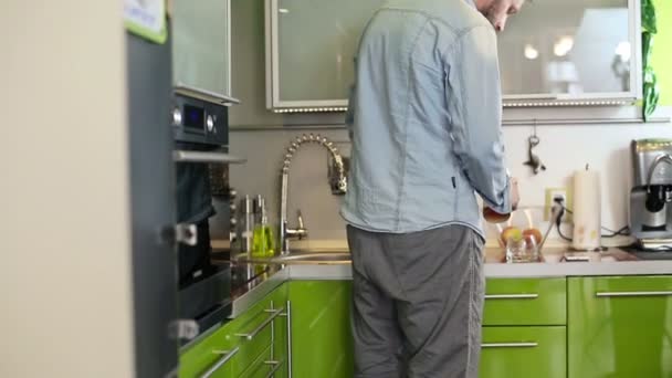 Hombre preparando bebida de whisky en la cocina — Vídeos de Stock