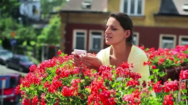 Femme avec smartphone sur balcon — Video