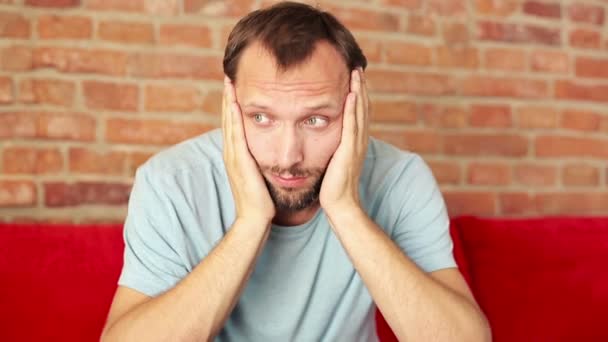 Mann hat Kopfschmerzen — Stockvideo