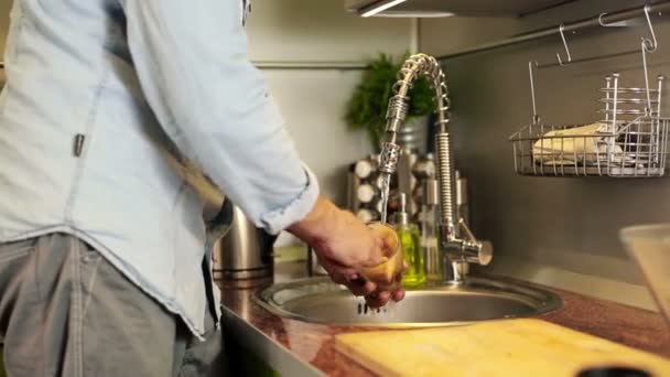 Man cleaning glass — Stock Video