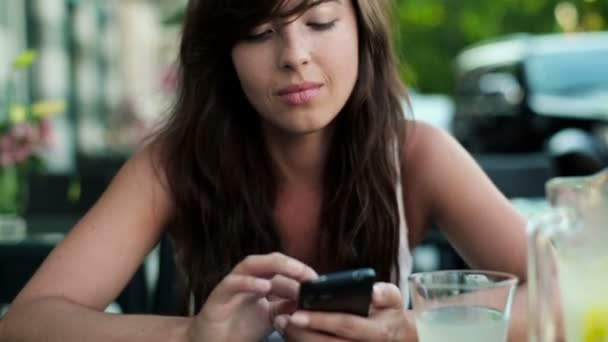 Mujer escribiendo en el teléfono inteligente — Vídeos de Stock