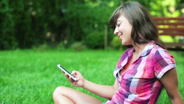 Vrouw in gesprek op mobiele telefoon — Stockvideo