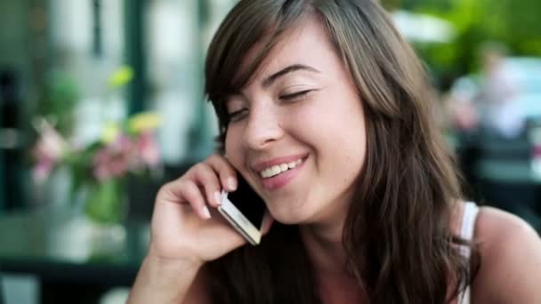 Женщина разговаривает по мобильному телефону в городе — стоковое видео