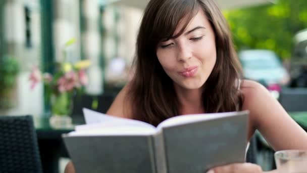 女性の読書の本や飲み物レモネード — ストック動画