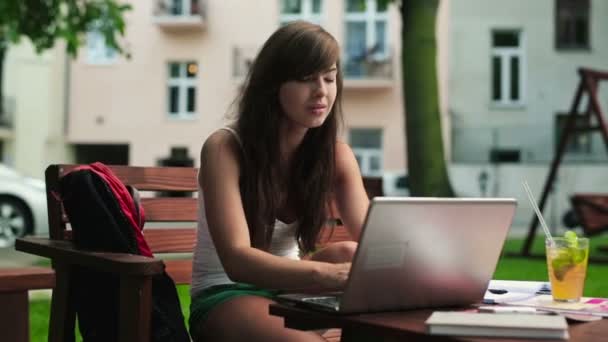 Student beendet Arbeit am Laptop — Stockvideo