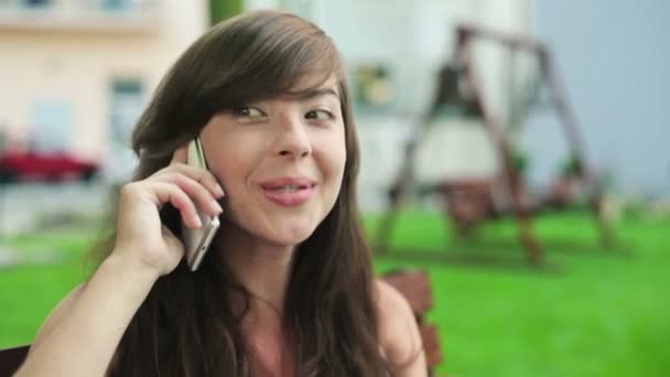 Donna che parla al telefono cellulare all'aperto — Video Stock