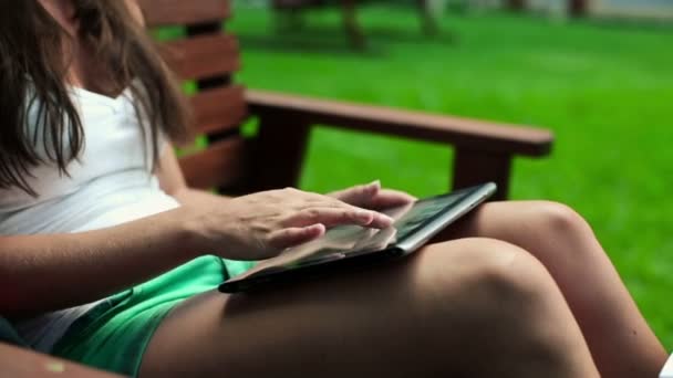 Mãos femininas com computador tablet — Vídeo de Stock