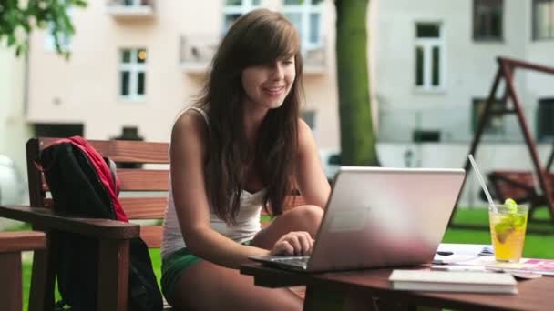 Estudiante trabajando en computadora portátil — Vídeo de stock