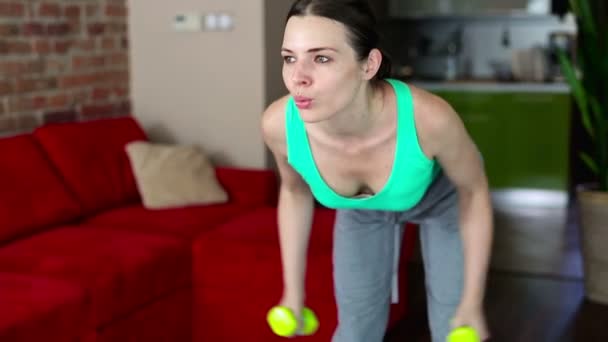 Woman exercising with dumb-bells — Stock Video