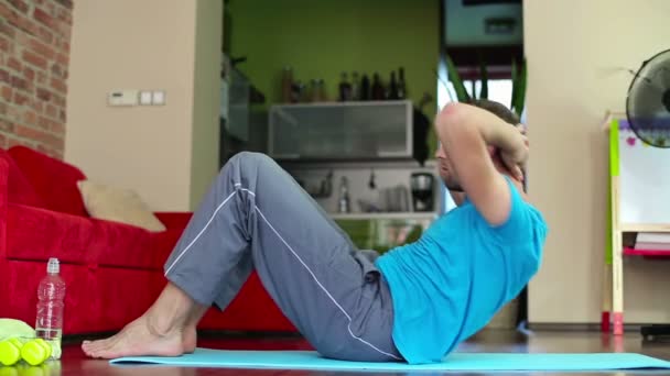 Man exercising, doing sit-ups — Stock Video