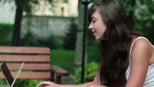 Estudiante trabajando con laptop y notebook — Vídeo de stock