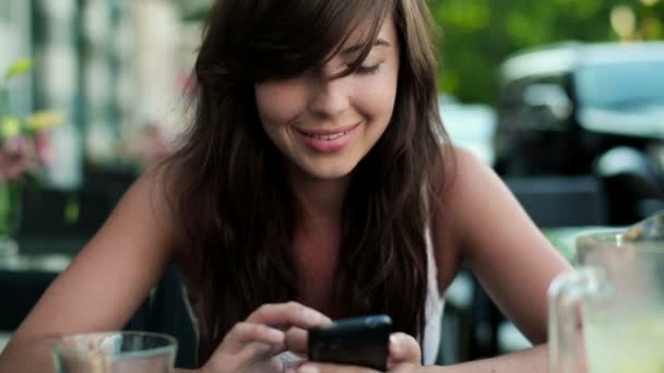 Mujer joven feliz con teléfono inteligente — Vídeo de stock