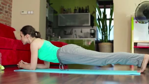 Egzersiz yapan genç kadın — Stok video